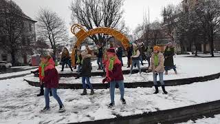 Tančí celá škola - 5.A Všehrdova LOVOSICE na pódiu Václavského náměstí💃🕺v Lovosicích