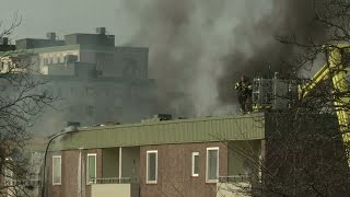 Våldsam brand i flerfamiljshus i Tensta - Nyheterna (TV4)