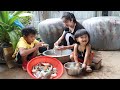 Seyhak invite Mommy and Siv chhee to taste blue crab stir fried glass noodle - Cooking with Seyhak