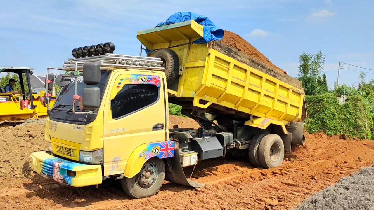 Mobil Truk Mitsubishi Canter Bongkar Muatan Tanah Full Bak - YouTube