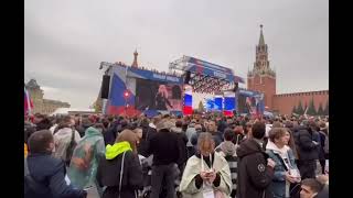 На Красной площади в эти минуты проходит праздничный концерт по случаю присоединения новых регионов