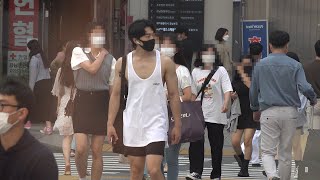 How much attention would a hot body man get when he walks around?(Social experiment)