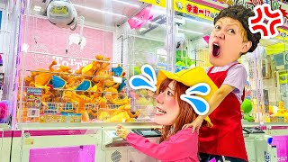 黄色いお菓子禁止！？クレーンゲームでNG商品とったら即帰宅！幼稚園児がママと一緒にゲーセンでドキドキクレーン対決！【景品大量獲得】