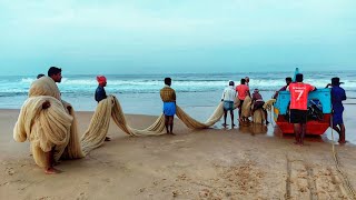 INDIAN FISHING BOAT GETS INTO THE SEA | KERALA | GOD'S OWN COUNTRY | POZHIYOOR | KERALA FISHERMEN