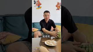 毛爸偷喝酒被四毛整，四毛竟在餃子裡包辣條#Shorts