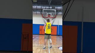 How Steph Curry trains free-throws 🤣 #shorts