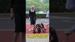 北京的大马路上看到的白发奶奶时尚出行