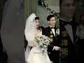 九十年代李嘉诚的长子李泽钜结婚时父子三人还有儿媳王俪桥在结婚现场的合影，这一年李泽钜29岁新娘王俪侨24岁，两人在加拿大的一次烧烤聚会上相识，相恋三年后，两人在香港举行了一场隆重且盛大的婚礼 #名人