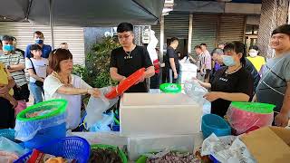 透抽聽到客人要買1000 帥兒子馬上發瘋亂丟一通 #中彰海王子 #烏日火車站 #海鮮叫賣 #海鮮拍賣