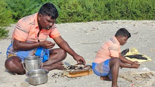 கடற்கரை அருகில் பழைய கஞ்சிக்கு கிளாத்தி மீன் சுட்டு சாப்பிட்டோம்