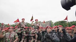 Disematkan Baret Merah Kopasus, Kapolri : Jangan Ragukan Sinergitas TNI Polri Jaga NKRI