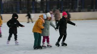 Скучно длинными тёмными вечерами? Отправляемся на каток!