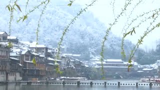 Spring Snow Attracts Tourists All over China to Fenghuang Ancient City