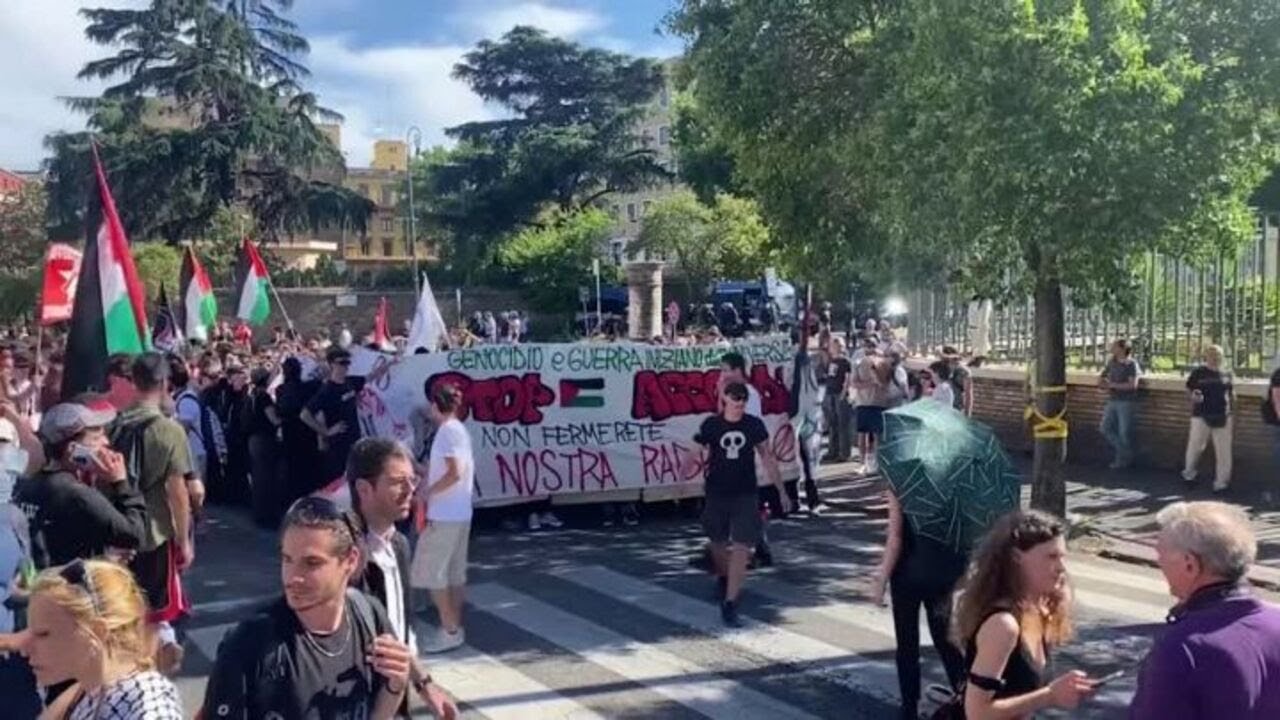 Roma, Scontri Tra Studenti E Polizia Con Petardi E Lacrimogeni - YouTube