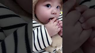 人类幼崽第一次看到水果的样子真的太可爱啦萌娃治愈瞬间 人类幼崽到底多可爱 萌娃 馋嘴宝宝 小吃货