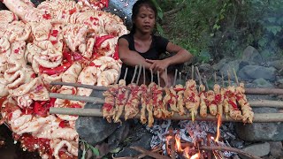 Primitive Survival Skills: Pig intestine grilled with Peppers for Food - Pig intestine Tasty recipe