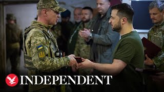 Zelensky hands out awards to troops on Ukraine frontline