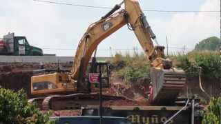 Cat 345DL Excavator bench loading a T800