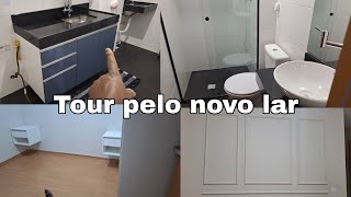 Tour no novo lar| Até fizeram boiserie na sala|Todo planejado| Piso laminado| Ceramica preta moderna