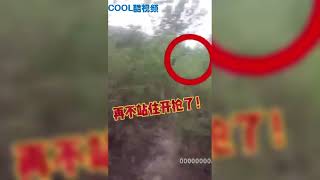 Cool酷视频 刘翔同名嫌疑犯逃窜几里没跑过民警 | 学生宿舍蒸蛋还说要给消防员做几碗 | 苏炳添想找巩立姣借金牌拍个照 | 塑料粤语遇上塑料普通话 | 一只等退洪的老鼠