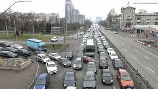 Crisi Ucraina, la grande fuga dei civili da Kiev: lunghe code di auto in uscita dalla Capitale