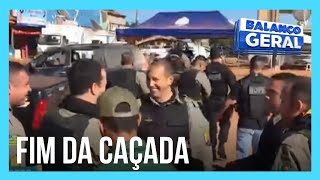 Policiais comemoram a captura de Lázaro Barbosa