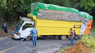 Astagfirullah terekam jelas truck Isuzu kehabisan napas, epek muatan berat