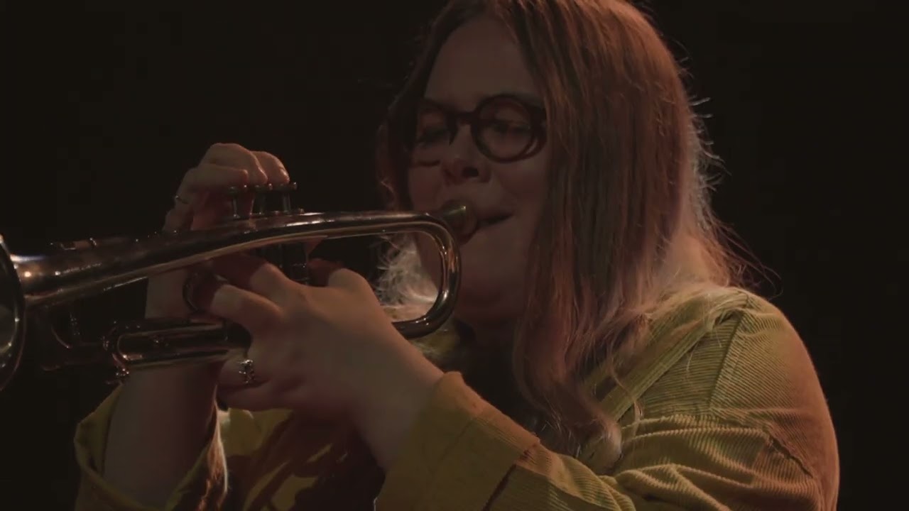 Emma-Jean Thackray - Yellow (Live At EartH) - YouTube