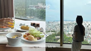 vlog 📚 대학원 종강맞이 신라호텔 이그제큐티브 호캉스, 카페에서 재택근무, 서울국제도서전(feat. 김겨울, 이슬아 작가님), 콩국수의 계절, 엄마랑 즉석떡볶이