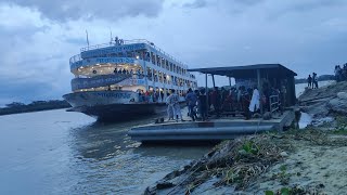 বিপুলসংখ্যক যাত্রী নিতে সাহেবরামপুর ঘাটে পারাবত-১৫  Parabat-15