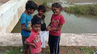 மண்புழு வைத்து தூண்டிலில் மீன் பிடித்தல்/Catch to fish in village