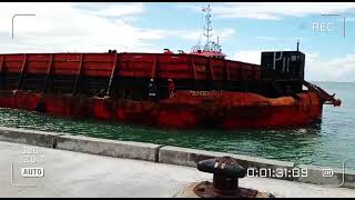 PROSES SANDAR TUGBOAT DAN TONGKANG DI PELABUHAN CIGADING.