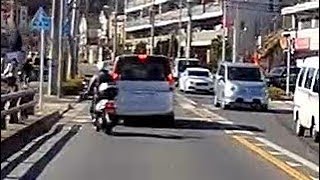 原付二種、横断歩道前で追い越し