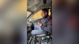 IL POLIZIOTTO STA PER ESSERE TRASFERITO E SENTITE CHE COSA DICE IN RADIO AI SUOI EX COLLEGHI!