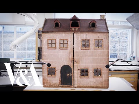 ASMR at the Museum Dressing up a 17th century dolls house V&A
