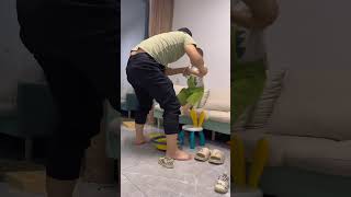 爸爸竟然懒到让儿子给洗脚！一听妈妈回来脑子都麻了 #funny #cute #comedy #cutebaby