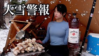 【大雪警報】業務スーパー30本980円の焼き鳥を食べ続ける女