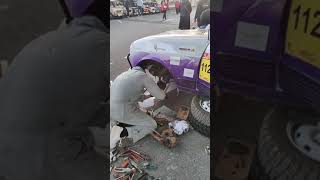 Guillaume en immersion au cœur du 4L Trophy - José en plein réparation de la 4L de Céleste et Kévin