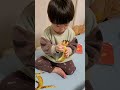 バナナの食べ方まだ教わってなかった2歳男児 笑