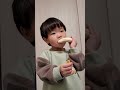 バナナの食べ方まだ教わってなかった2歳男児 笑