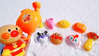 アンパンマンのお砂場おもちゃで雪遊び！ジョーロでお水もかけちゃうよ！