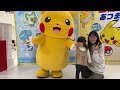 写真撮影と見せかけて動画をとられるピカチュウと2歳児