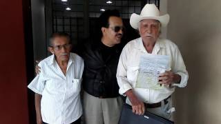 Pepe infante . saludando a sus amigos
