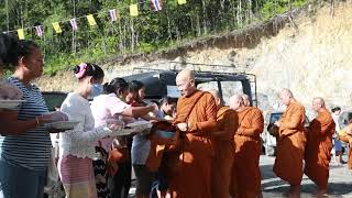 หลวงปู่ติ๊กเมตตานำพระสงฆ์ออกรับบิณฑบาต งานบุญกฐินสามัคคี วัดป่าโรงถ่าน 4 ต.ค. 2563