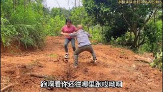 女英雄路见不平拔刀相助，将人贩子绳之于法！