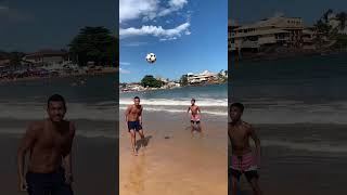 Crianças jogando altinha fácil na praia 🔥 #altinha #shorts #tricks