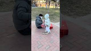 Dad took Tuantuan for a walk in the park and saw an old man accidentally fall down. Unexpectedly