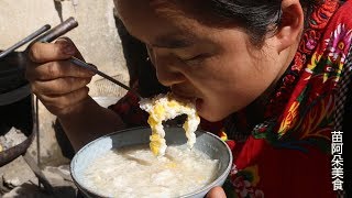 Sister Miao is unwell and can't eat, so she can only have a bowl of sweet wine and eggs