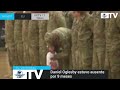 niña interrumpe ceremonia militar para abrazar a su papá