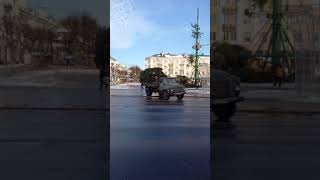 На площади Ленина разбирают центральную елку города (Видео 2)